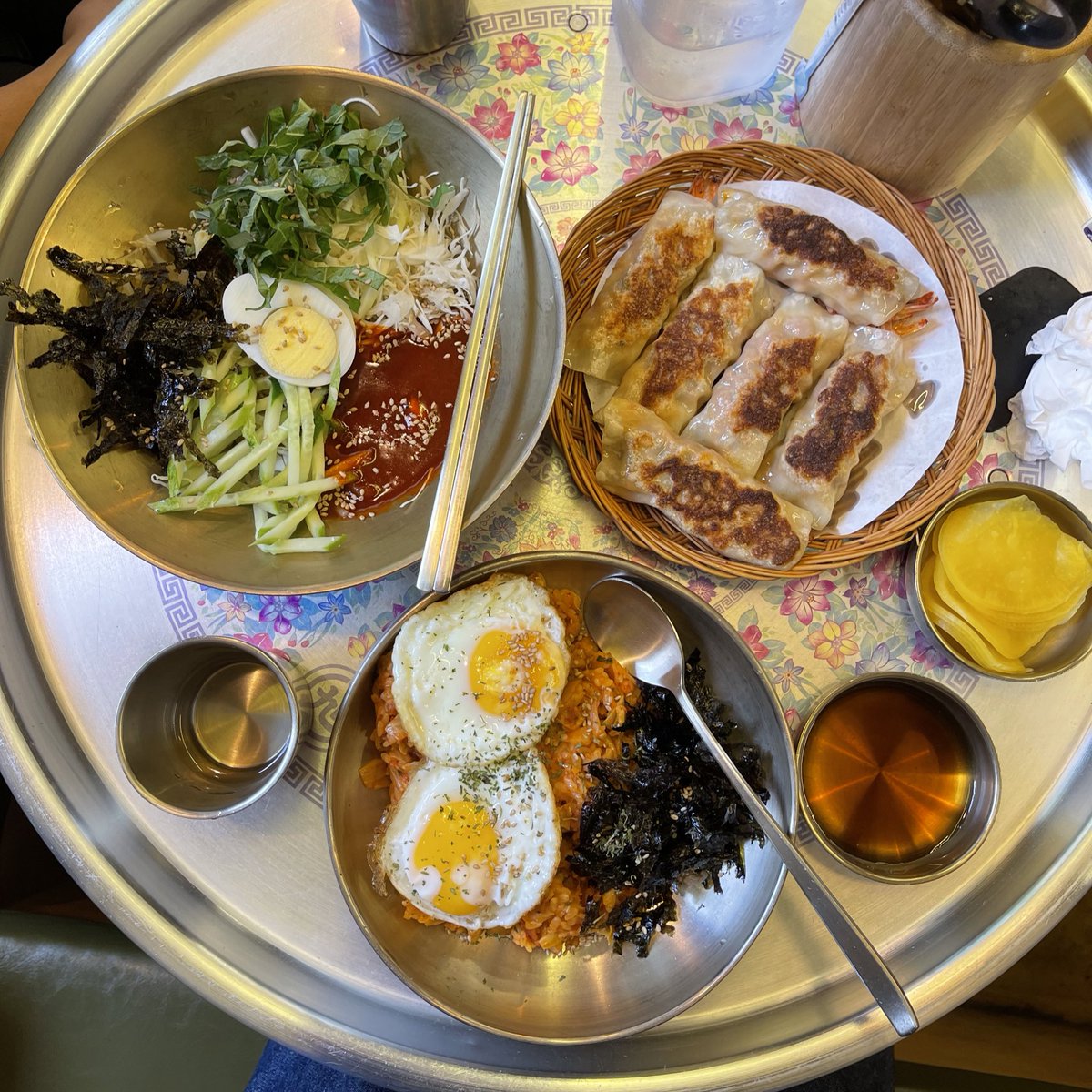 napeatchill's tweet photo. 🍚🍤 Chang Hwa Dang / Hongik Exit3 : ใครเบื่อหมูย่าง อยากกินอาหารเกาหลีสไตส์ข้าวบ้านง่ายๆ แนะนำร้านนี้เลยนี้เลย เราลองสั่งข้าวผัดกิมจิ บิบิมมยอน และเกี๊ยวกุ้งทอดมา อร่อยทุกเมนูเลย #napeatchill #รีวิวเกาหลี #อร่อยบอกต่อ @aroii https://t.co/ww9pdkhTw5