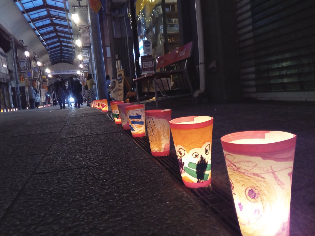 suguru613's tweet photo. #尾道灯りまつり　始まりましたー　きれいだのー　みんなの目がきらきらしとる　きれいだのーー　街もわいわいしとる

https://t.co/qb8VUkpBzd https://t.co/TTsHkwWdZJ