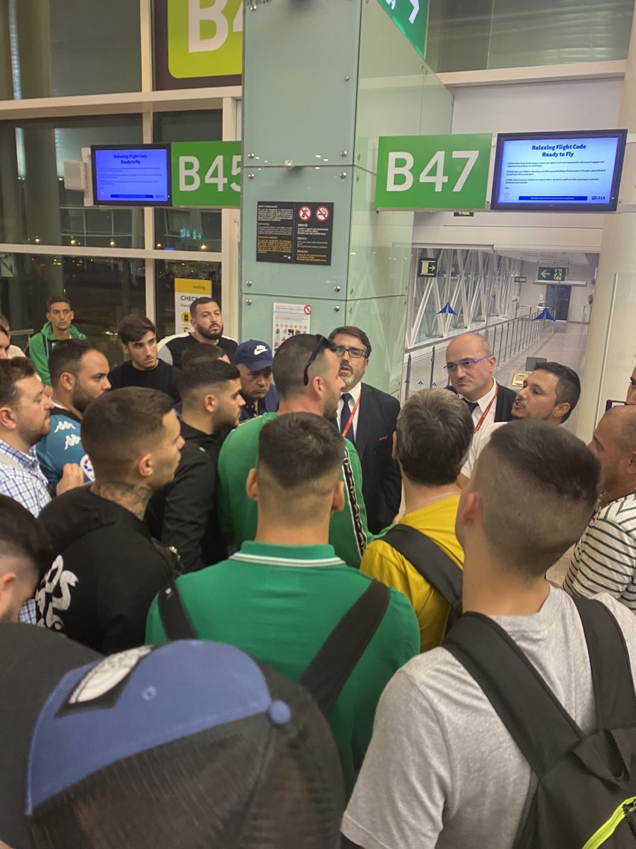 Totalmente inadmisible <a href="/vueling/">Vueling Airlines</a> <a href="/Iberia/">Iberia</a> <a href="/iberiaexpress/">Iberia Express</a> . 70 personas tiradas en Barcelona y la única opción que les dan es un viaje de vuelta en autobus de 15 horas hacia Sevilla <a href="/RealBetis/">Real Betis Balompié 🌴💚</a> .