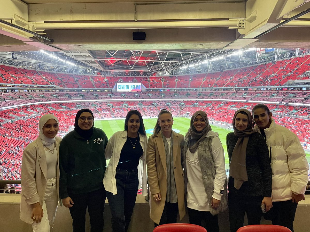 Still unbeaten! 🏴󠁧󠁢󠁥󠁮󠁧󠁿 What a fantastic evening with @frenfordmsawfc coaches in the directors box at Wembley. 👀⚽️Thanks @Mux1972 for arranging the tickets. #LetGirlsPlay #Lionesses #ENGUSA