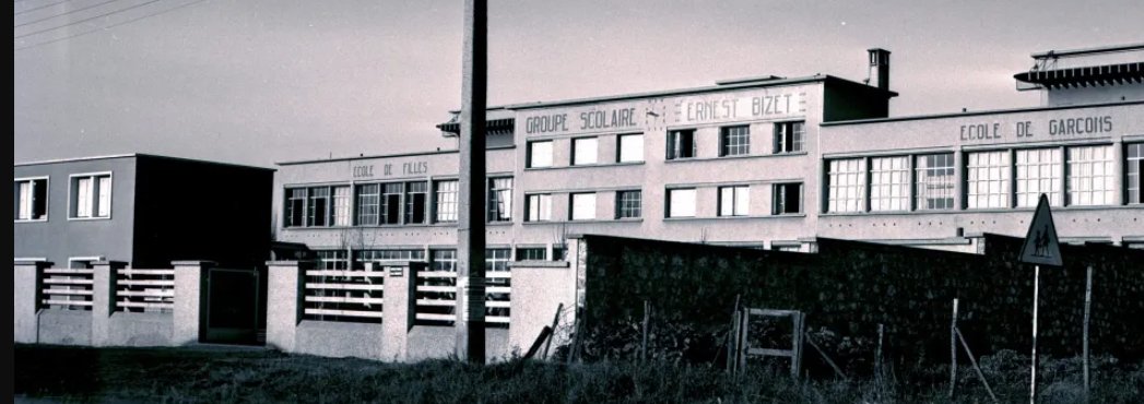 sensasonic's tweet photo. @brau_sonia maintenant que la rénovation de l'école Ernest Bizet touche à sa fin, allez-vous retirer ces horribles plaques de metal qui transforment cette belle école en quasi prison? C'est vraiment dommage d'autant que les clotures horizontales suffisent! merci🙂
#SaintCyrlEcole https://t.co/mgDnW4Fp30