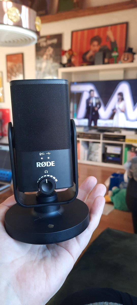 besatafBTS's tweet photo. Vi skal optage hele 2 (!!) episoder i dag, men bliver konstant distraheret af The Fact Music Awards og YTC warm up på Weverse.

The struggle is real, men podcast skal vi nok få lavet alligevel 🤞🤞
#besatafbts #btsdk #bts https://t.co/SXaqUU5BGg
