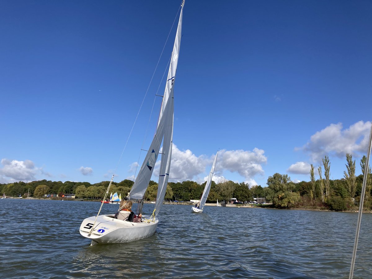 joelle_lesaux's tweet photo. Top départ! #miniji @IledeLoisirs @idfvoile https://t.co/cVuyqs3p43