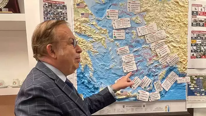 Doç. Dr. Cihat Yaycı:

"ABD, Türkiye’yi NATO’dan çıkarıp, işgal planı yapıyor. Bu plan işlerse Güney Kıbrıs ve İsrail'i NATO'ya alacak ve Türkiye'yi Kıbrıs'ta bir NATO üyesini işgal eden devlet statüsüne sokacak. NATO'nun 5. maddesi eliyle Türkiye'ye müdahale edecek."