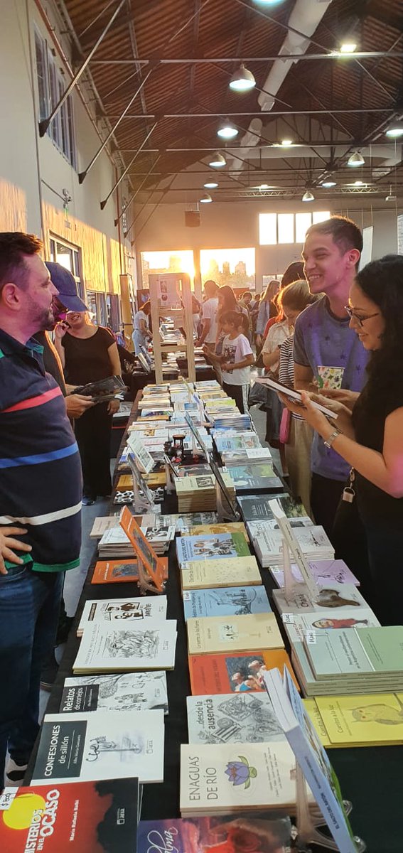 Washivarisco's tweet photo. Gracias Ana Editorial por brindarme su espacio en la Feria del Libro de Paraná. Estuve firmando ejemplares de El Salto del Ratón, mi reciente libro. Fue una jornada maravillosa donde recibí mucho afecto. Muy feliz! https://t.co/ln0zzssdbQ
