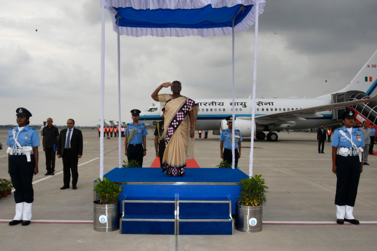 rashtrapatibhvn's tweet photo. President Droupadi Murmu was accorded a guard of honour on her first visit to Chandigarh as the President of India. https://t.co/uqwgkgKsI8