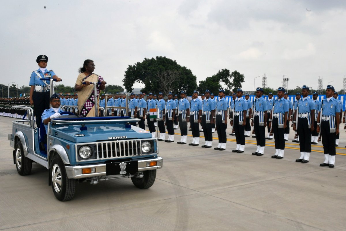 rashtrapatibhvn's tweet photo. President Droupadi Murmu was accorded a guard of honour on her first visit to Chandigarh as the President of India. https://t.co/uqwgkgKsI8