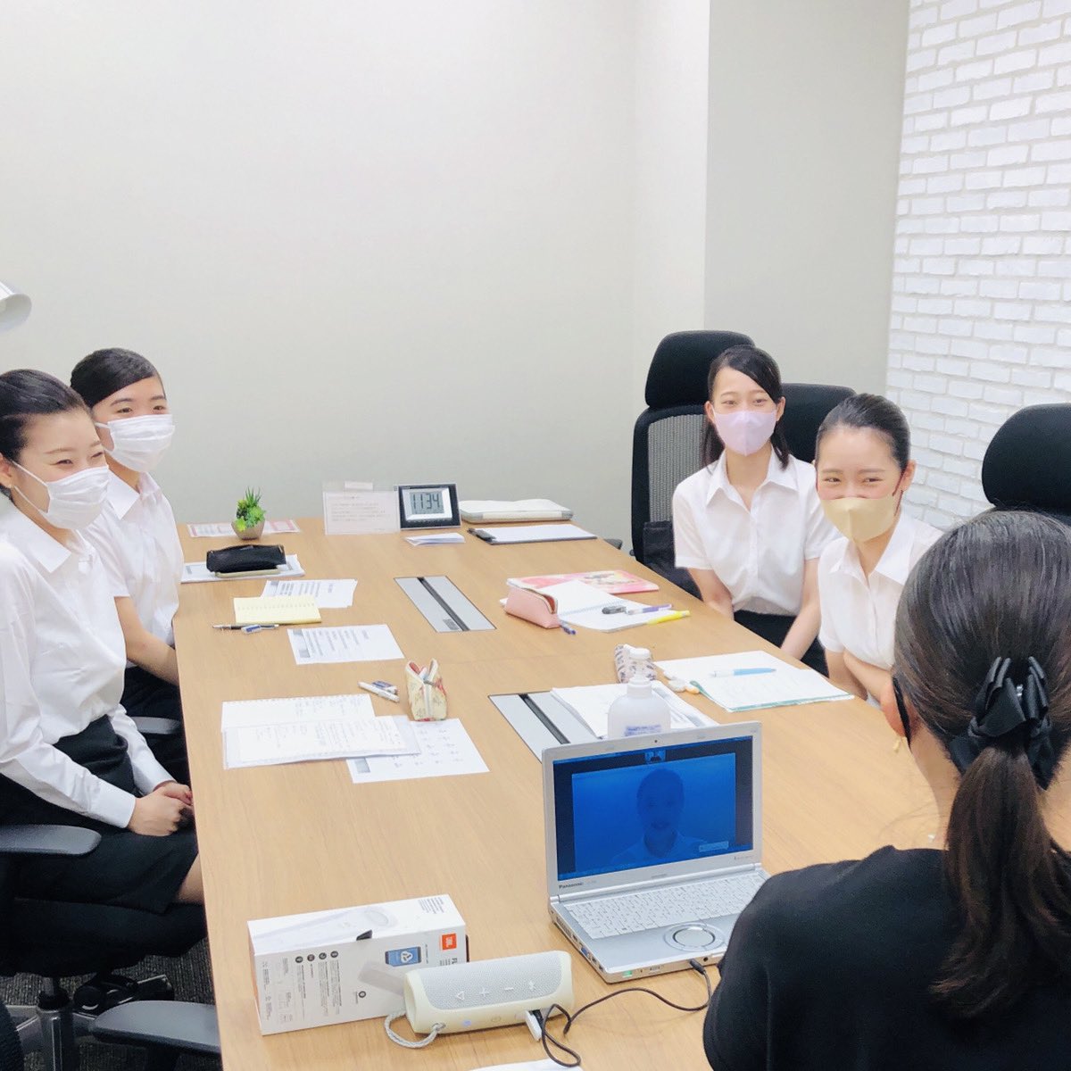 ca_concierge's tweet photo. 【CA受験に生かせる英会話講座✈️✨】
⁡
今年の面接では、コロナ前より英語を話す機会が増えました。
⁡
そこでCAコンシェルジュでは、面接で聞かれる英語や英会話にも力を入れています‼️
⁡
先日は外資系エアラインでご活躍されていた講師による英会話講座を行いました🌟
#エアライン #就活 https://t.co/hodZ4osvjZ