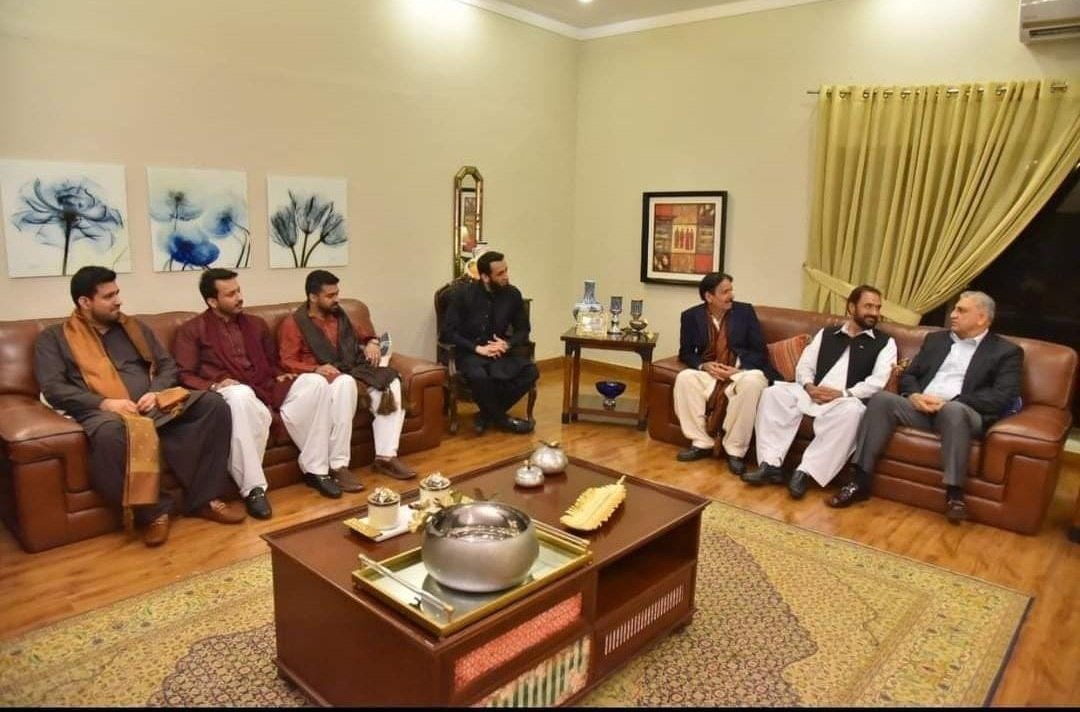 Engr_Naveed111's tweet photo. COAS attended marriage ceremony of Mian Javed Araien’s daughter ( NA145 Khanewal aspirant, struggling to get PMLN Ticket).

Army has distanced itself from Politics. https://t.co/ESGmSUwsEY