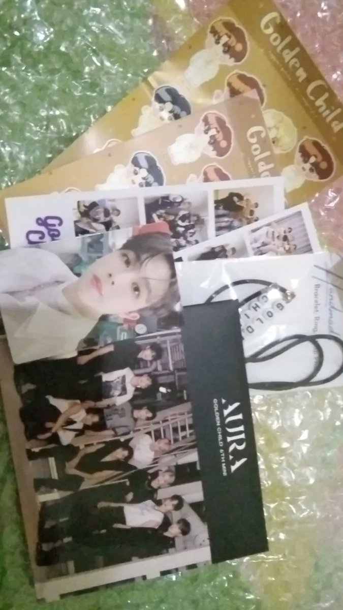 Baeminess's tweet photo. Mystery Box nya sudah sampai sore ini, senang banget dapat album Aura sealed + pc Donghyun, terus dapat kalung masker juga.
Btw ini album &amp; pc official golcha pertama yang aku punya.
Terimakasih banyak admin @nessinaproject semoga makin sukses &amp; selalu dilimpahkan keberkahan 💕 https://t.co/ZKEs0Quvrx
