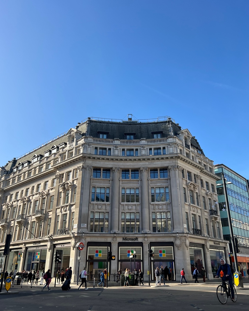 OxfordStreetW1's tweet photo. Oxford Street serving some immaculate autumnal vibes ๐ฎโ๐จ
#OxfordStreet #hellosun #Saturdaysareforshopping
#MicrosoftExperienceCentre #MicrosoftOxfordSTreet #OxfordStreetshopping #photography #London #visitLondon #Londonphotography #OxfordStreetLondon #Londonshopping https://t.co/Uqk06eBKnq