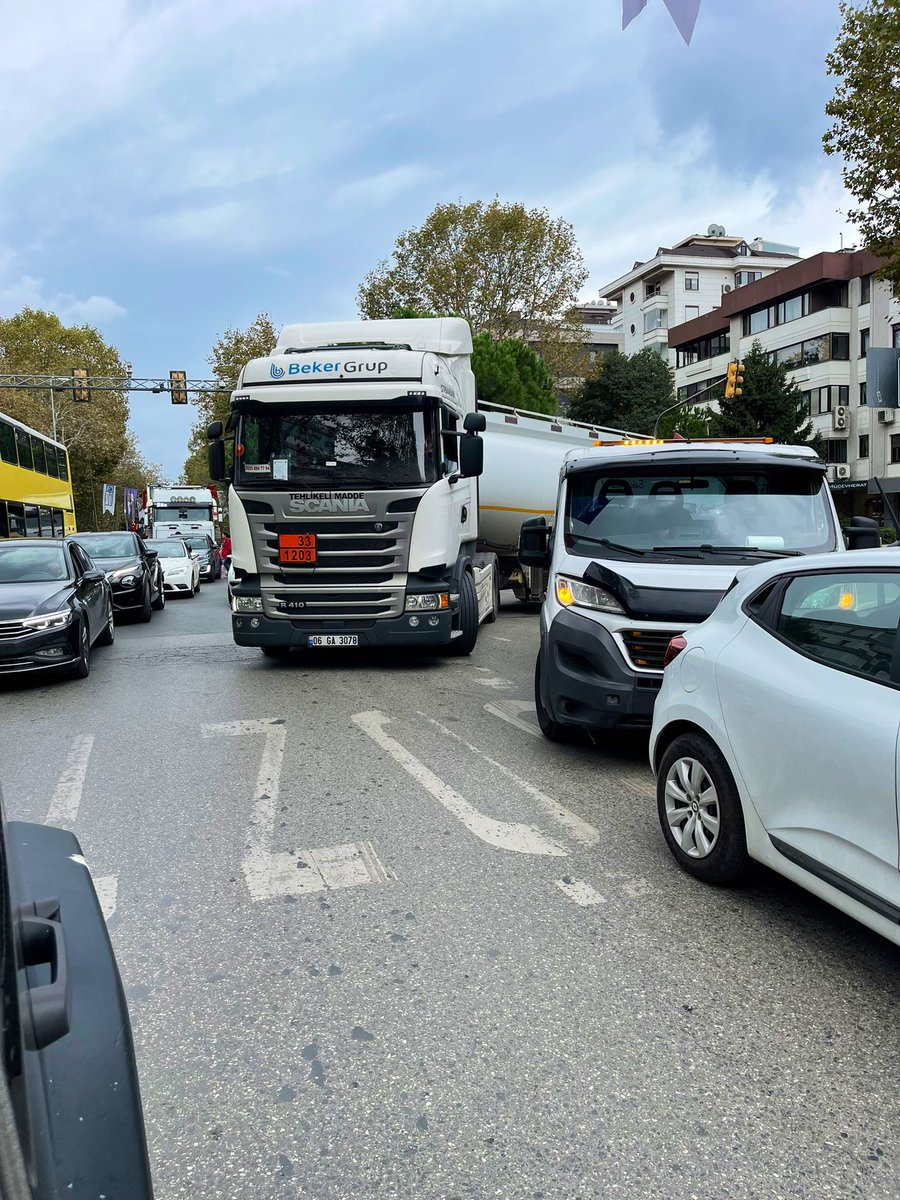 Cumartesi Bağdat caddesine bu tankerlerin, tırların girme izni var mı ?Trafik felç bunların bu saatlerde buralara girme izinleri ve hakları yoktu ! Korkunç bir kaos #İstanbul trafiği @TrafikEgm