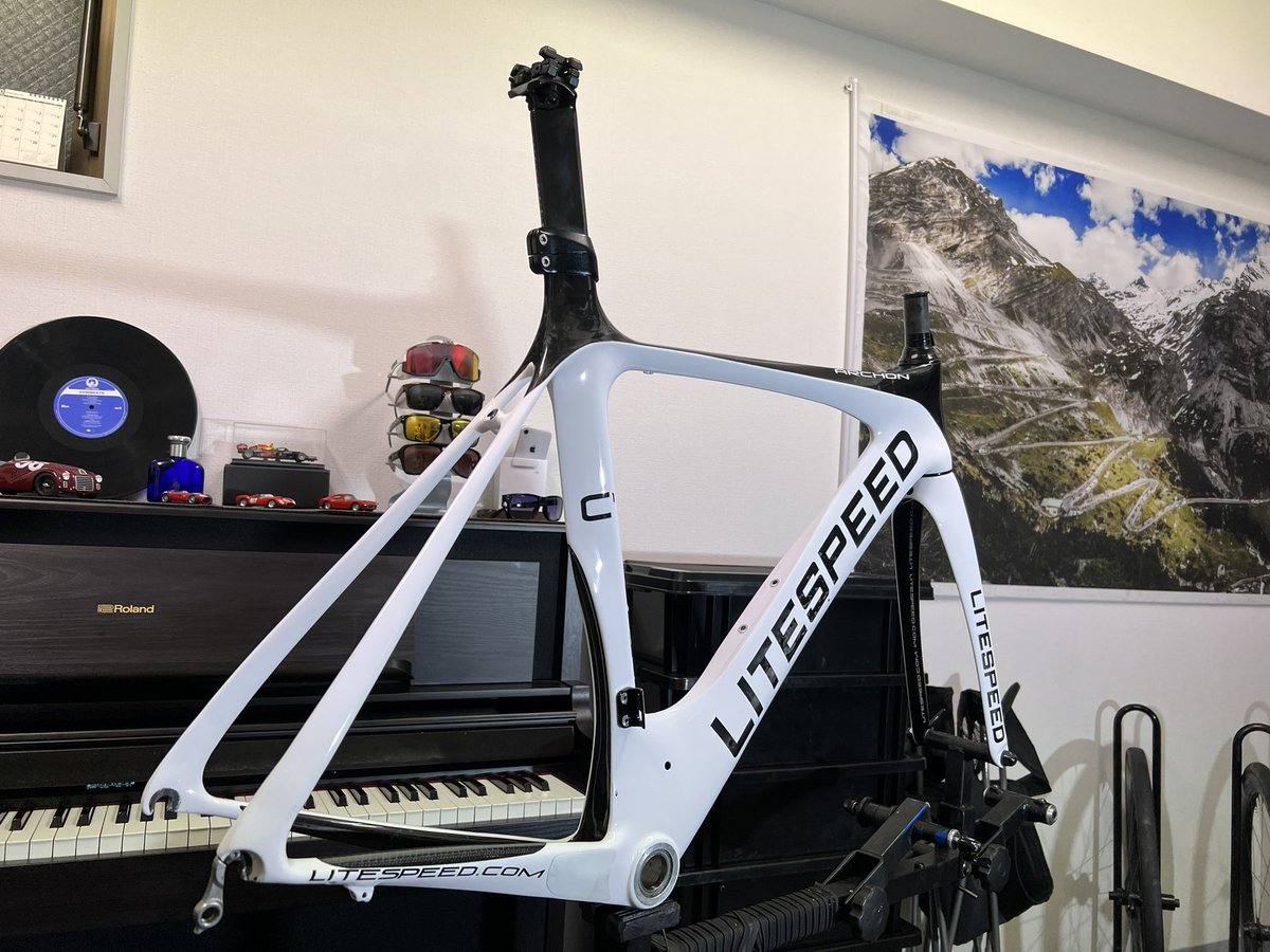TqgHqo3OIWO6pOF's tweet photo. 「LITESPEED ARCHON」あさみフレンドガラスコーティングが完了です、画像で確認できる小傷は、ほぼ除去して表層を整えてからのガラスコーティングd(^_^o)新車のような輝きが復活しましたね!
#LITESPEED
#ARCHONE
#ライトスピード
#あさみフレンド世田谷
#あさみフレンド川口
#ガラスコーティング https://t.co/FaotNWAxao
