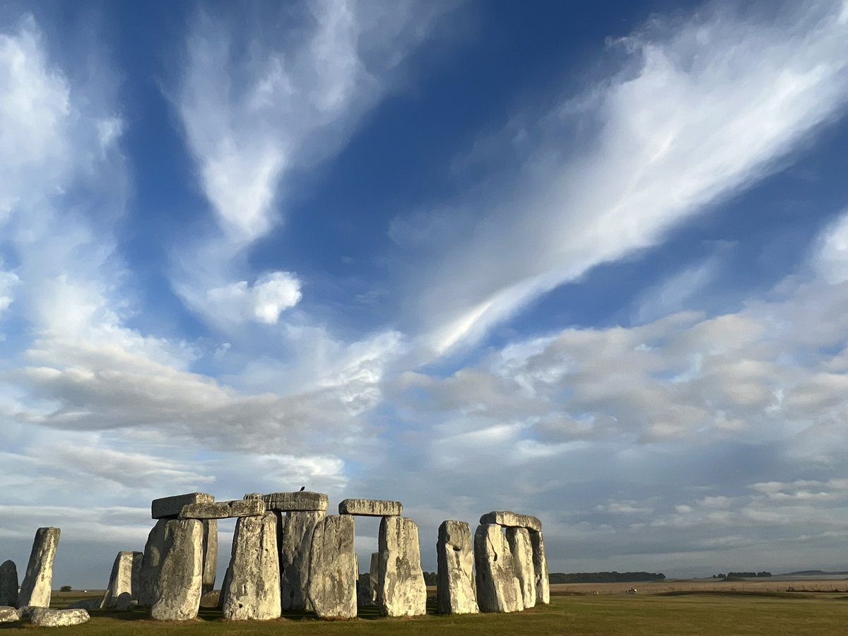 ST0NEHENGE's tweet photo. Sunrise at Stonehenge today (8th October) was at 7.19am, sunset is at 6.30pm 🌤 https://t.co/6oqo22Uppm
