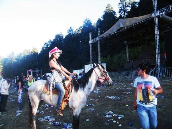 baby_lilush's tweet photo. Hace 10 años estaba en la rave "AÑO CERO" de play label...
Ahi estoy yo montando a caballo en la marquesa 😎 que fiesta aquella ❤️❤️
#RaverInfluencer #Zapateale  #trepadera https://t.co/RxtZj1KVZX
