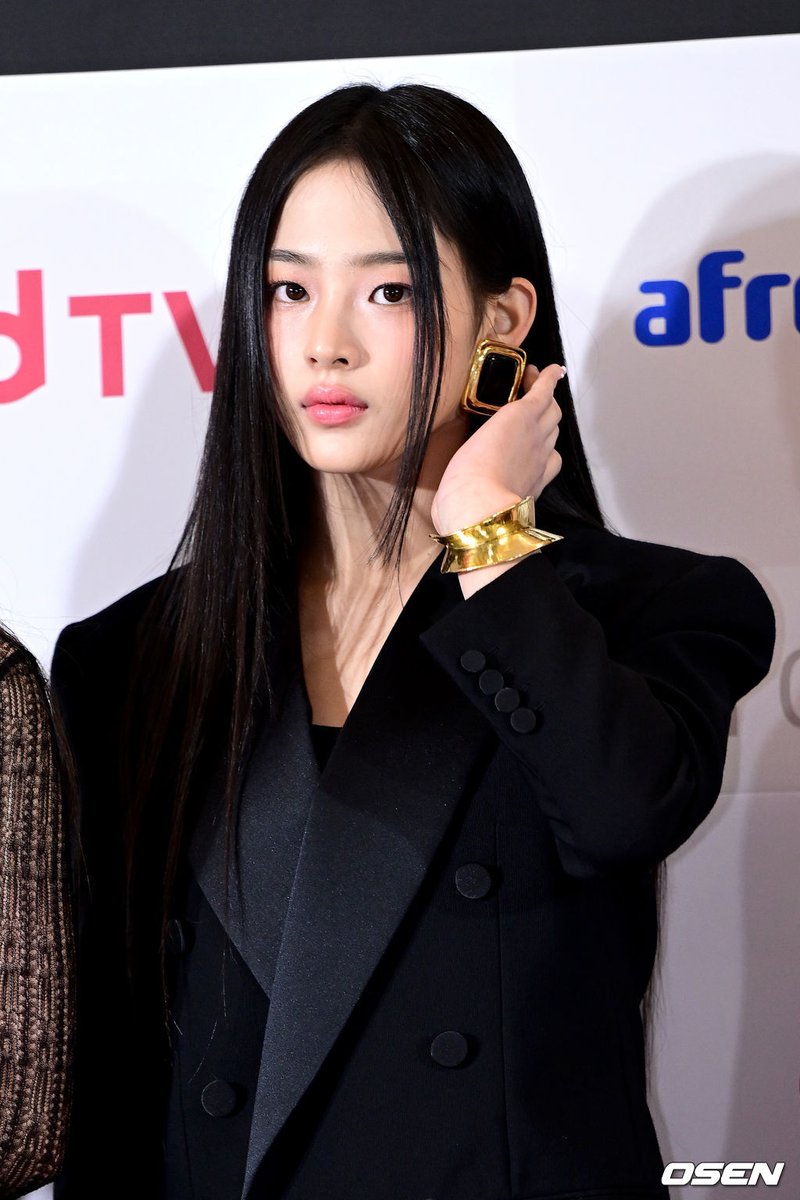 miinnji's tweet photo. who says a girl need to wear a dress for an award show? let’s be real, this year has come to an end and women suits for me are definitely a thing. My tip for pulling it off? no worries, just plenty of attitude to catch your eyes. “see you on TFMA tonight bubs! much love xoxo” https://t.co/xCtlTyxwt7