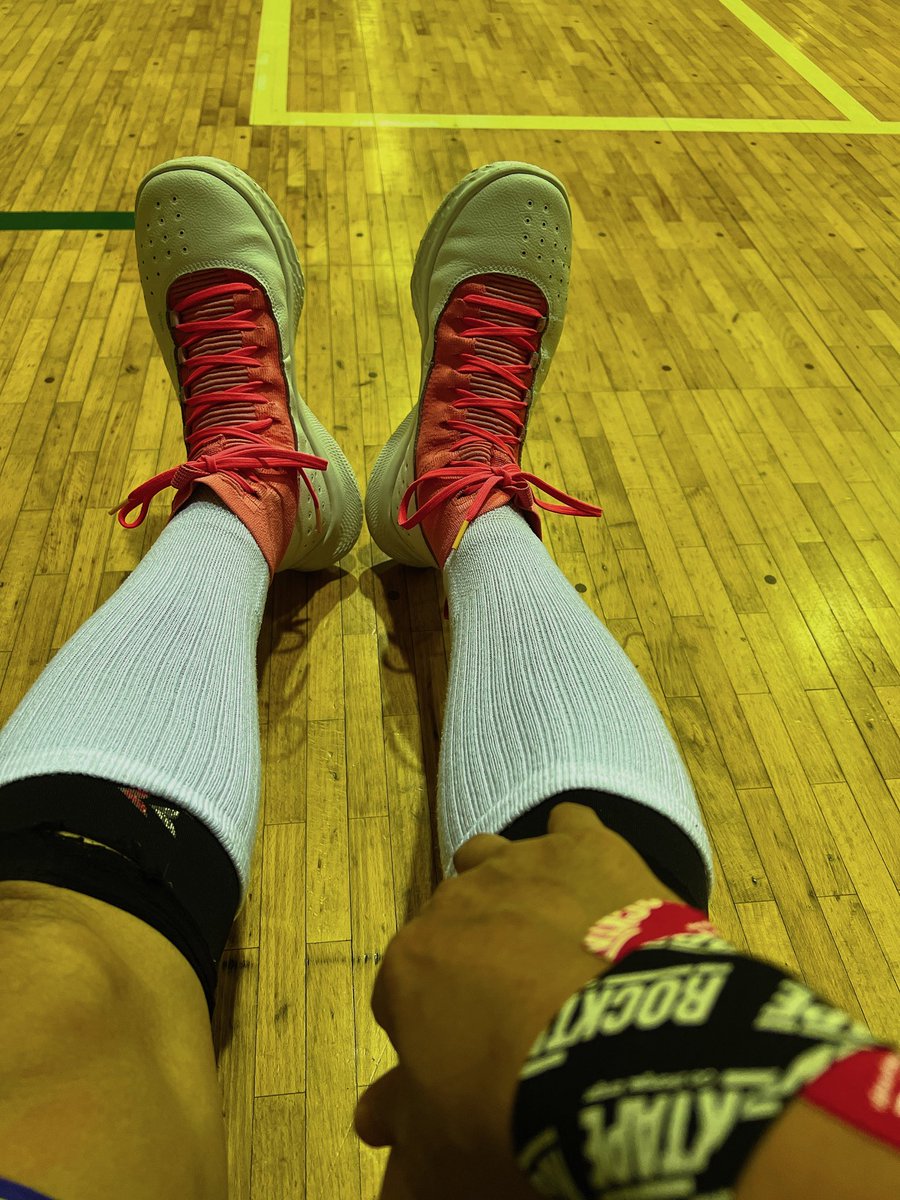 taniguchi_ecP's tweet photo. 手首がまだ完治しない…
とりあえず楽しめれば良いかな〜
#rocktape
#underarmour
#warriorsfan
#underarmourbasketball
#アンダーアーマー
#curry4FLOTRO
#dubnation https://t.co/79igeQwSZP