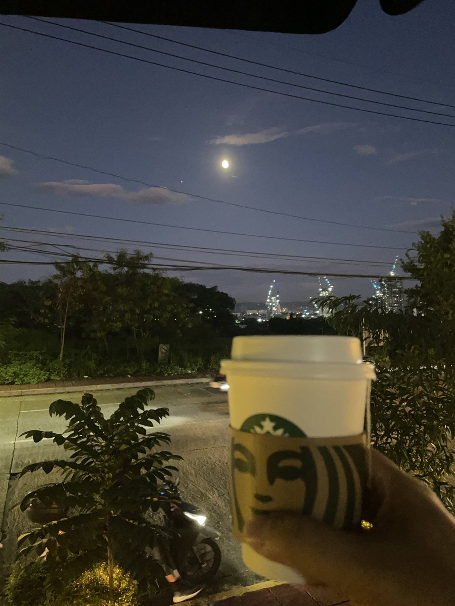 SuperdooperMD21's tweet image. Relaxing after a two-day full schedule and basagan ng utak in one of my favorite tambayans ❤️

#lights
#overlooking 
#JustMe
#MeTime