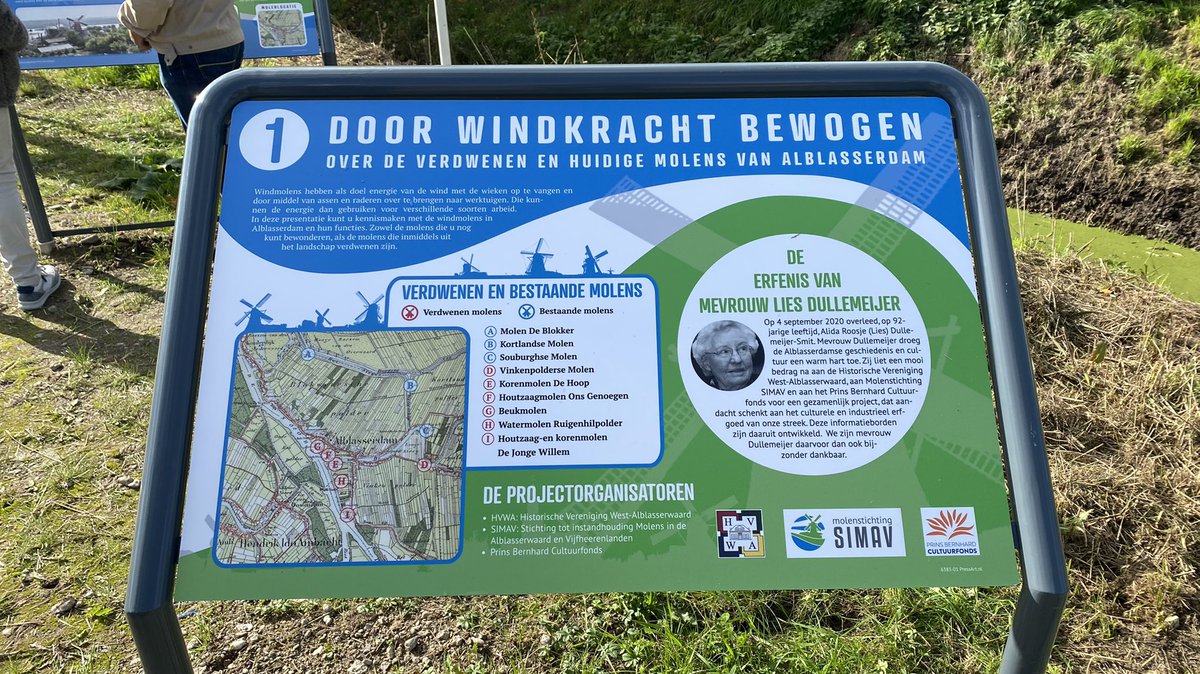 JGAPaans's tweet photo. Zojuist samen met de heer Smit, de heer Nederveen, voorzitter SIMAV  en het bestuur van @HisVerWestAlbla het Dullemeier-Smit pad met informatiepanelen over de historie van negen Alblasserdamse molens onthuld nabij de Molen Souburgh. https://t.co/vuwDIMmidy