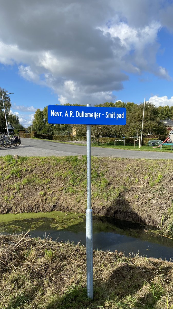 Zojuist samen met de heer Smit, de heer Nederveen, voorzitter SIMAV  en het bestuur van <a href="/HisVerWestAlbla/">Historische Vereniging West Alblasserwaard</a> het Dullemeier-Smit pad met informatiepanelen over de historie van negen Alblasserdamse molens onthuld nabij de Molen Souburgh.