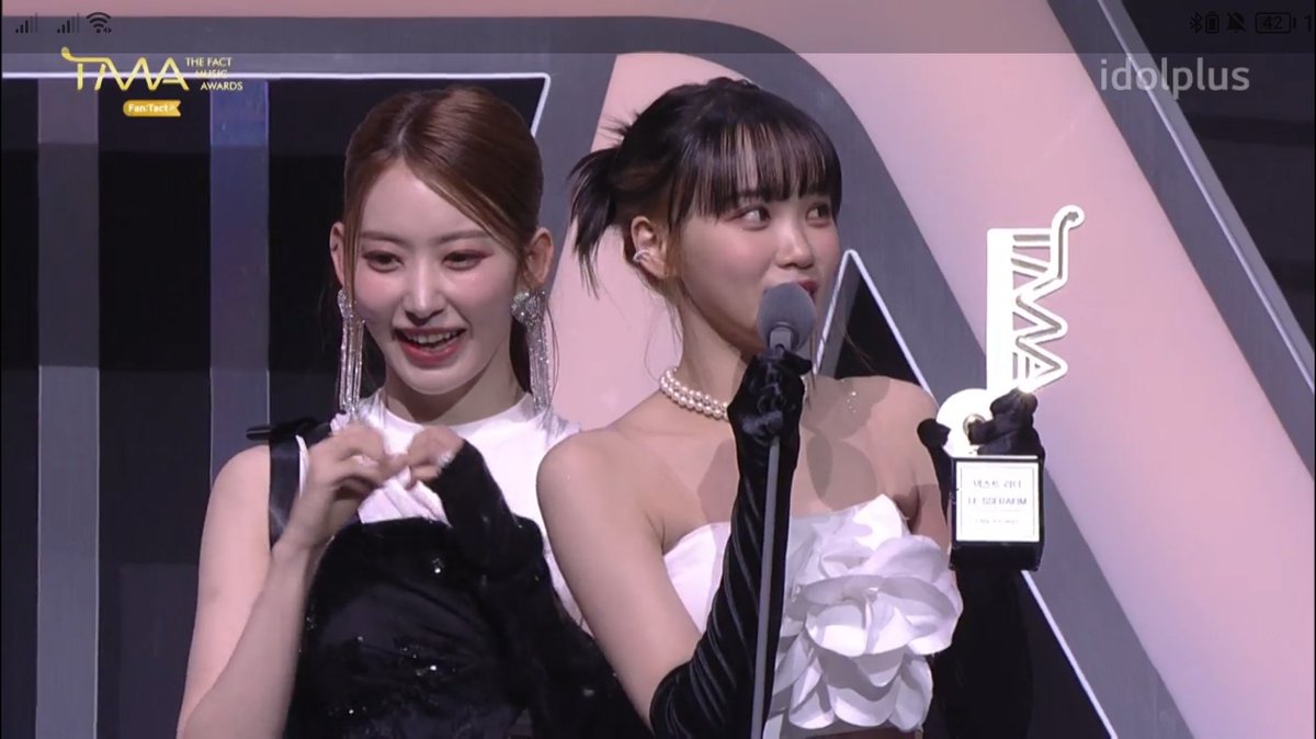 LSSRFMcharts's tweet photo. Congratulations to @le_sserafim for winning the "NEXT LEADER AWARD" at the 2022 The Fact Music Awards ! 🏆🎉

— This award in TMA is referred to as the Rookie of the Year (ROTY).

#LE_SSERAFIM #르세라핌 https://t.co/ayHJlv2KHi