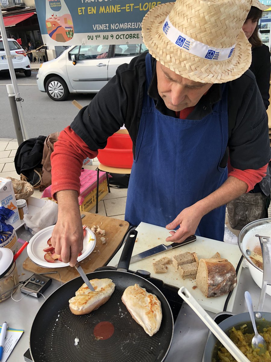 hivert_melanie's tweet photo. Midi approche, on passe au salé sous le soleil de @segrefr Les délégués @msa49actu ont su vous régaler grâce aux talents de Bruno Couderc @CORedacSegre @GautierAnne1 @MousseauYvon @msa_actu @GuegadenMorea @pfo5749 @EGAlimentation https://t.co/Y2W5SwBKB8
