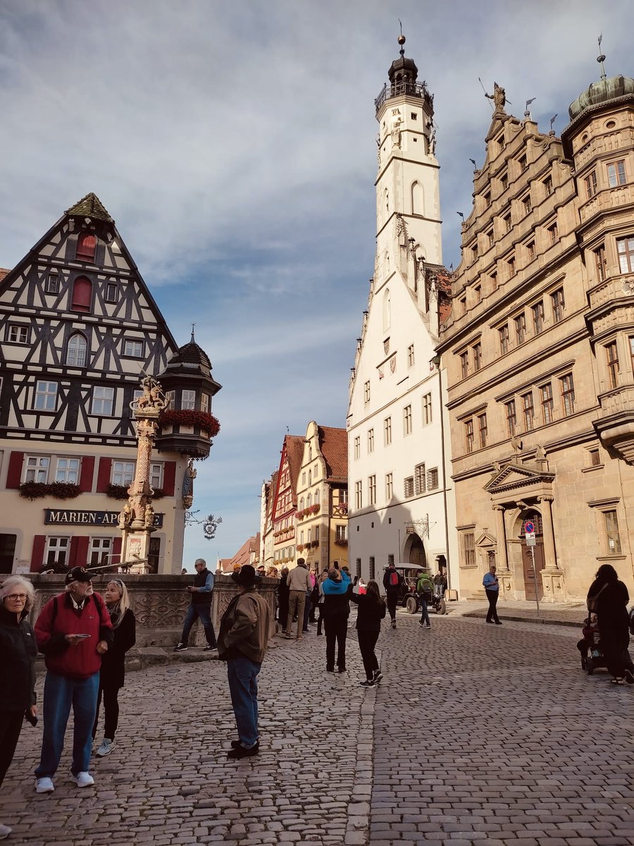 Exciting developments in student’s projects, enjoying the autumn sunshine with a glass of Federweißer, and a charming night stroll through cobbled streets of Rothenburg - this was a retreat well done! 🥂😊