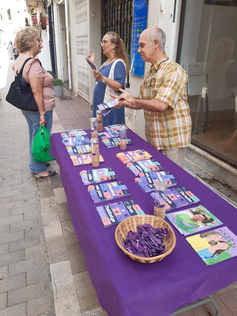 Un día más a pie d calle, los círculos d <a href="/PODEMOS/">Podemos</a> explicamos a la gente todo lo logrado, y lo qnos queda por hacer

No descansaremos hasta conseguir convencer a nuestros socios d gobierno, q la gente necesita más políticas sociales VALIENTES
Sí se puede💪🏾💜
#ConquistandoDerechos