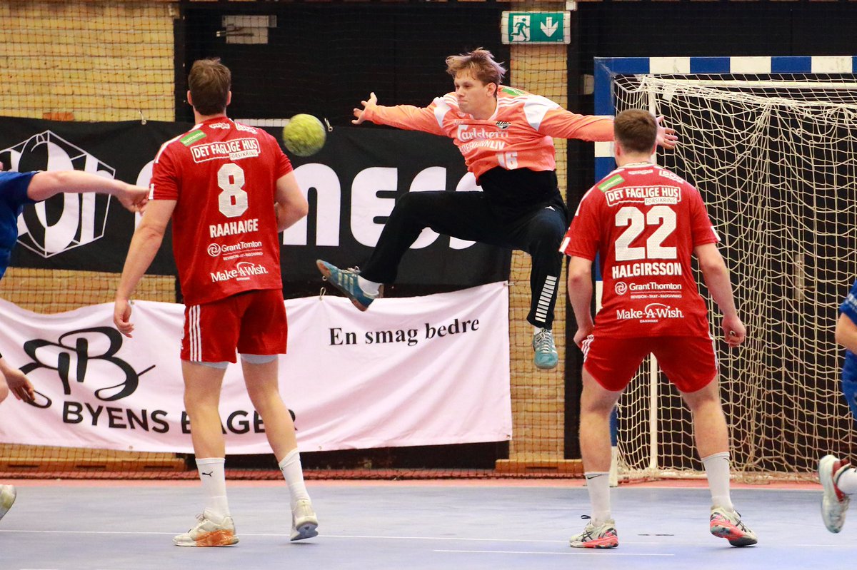 ENDNU EN SORT DAG FOR HÅNDBOLDEN 

Endnu en farce udspillede sig i går, i kampen mellem Team Sydhavsøerne og Ajax Københavns herrehold. 

Læs Håndbold Spiller Foreningens seneste udtalelse om gårsdagens begivenheder: haandboldspiller.dk/endnu-en-sort-…