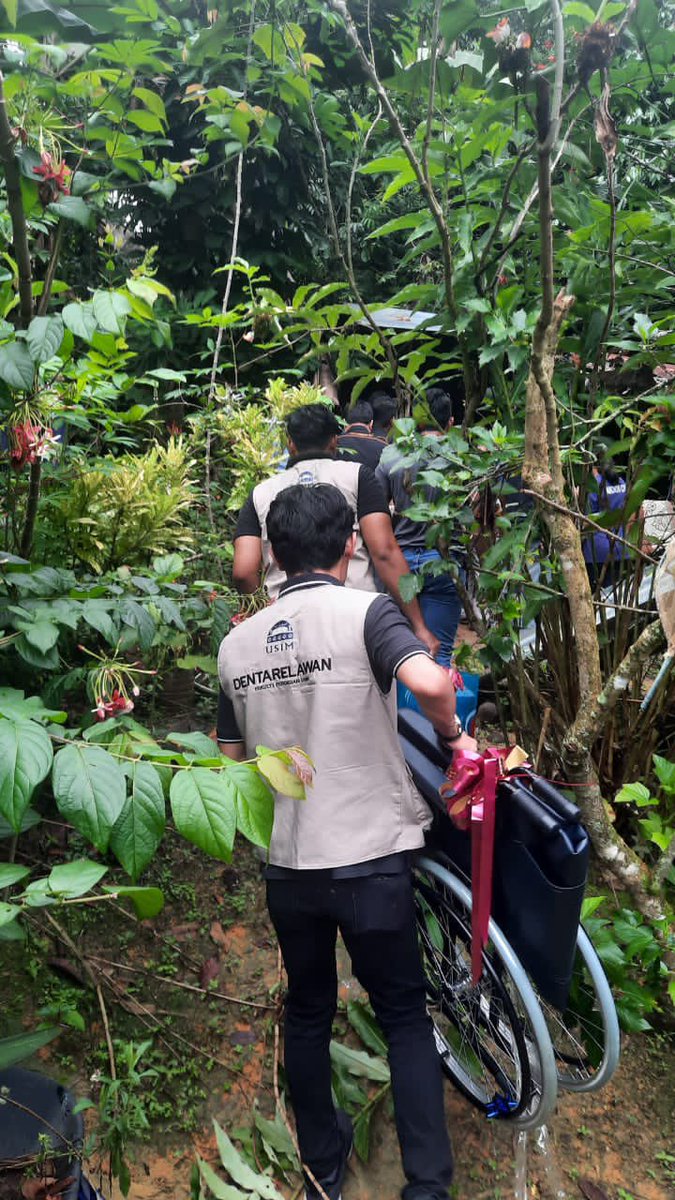 usim's tweet photo. Khidmat membawa manfaat. Itulah sumbangan bakti dan kepakaran pelajar serta pensyarah Fakulti Pergigian USIM dalam program KPT Prihatin Komuniti Sejahtera Kampung Panchor, Jempol, Negeri Sembilan. 

‘USIM Cemerlang, USIM Disayang’

#USIMPrihatin
#KPTPrihatin https://t.co/jjD0jvi4ht