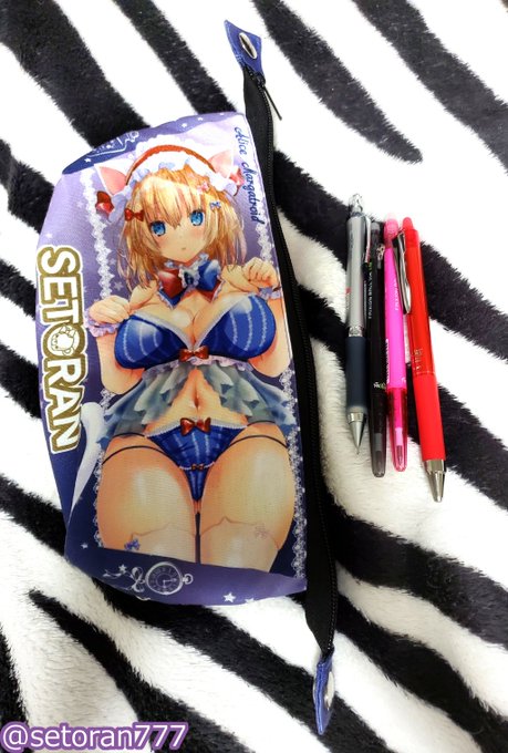 新作オリジナルポーチ、現物のお写真です。ペン以上に大きい物もけっこう入ります。裏地は黒色。
イベント遠征時などいろいろな用途でご利用ください✨ 