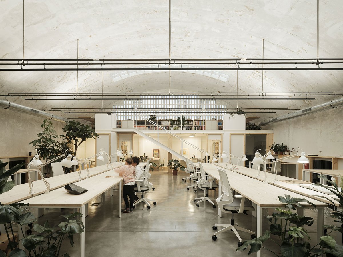 Un taller convertido en espacio de coworking. Invernadero por F5 Proyectos y Arquitectura
metalocus.es/es/noticias/un…
A workshop turned coworking space. Invernadero by F5 Proyectos y Arquitectura 
metalocus.es/en/news/a-work…