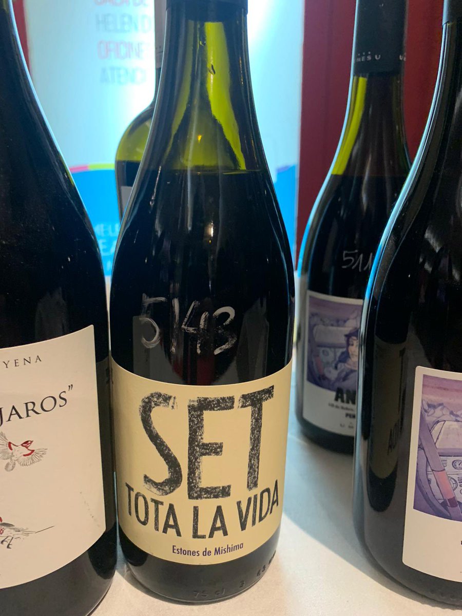 El Set Tota la Vida ha guanyat un dels premis més prestigiosos del país, el Vinari d’or de vins negres amb criança, que s’atorga a partir d’un tast a cegues. A la foto, el Salvi Moliner i el Sergi Montalà, els responsables de que qui en begui, en tingui set tota la vida. Brindem!