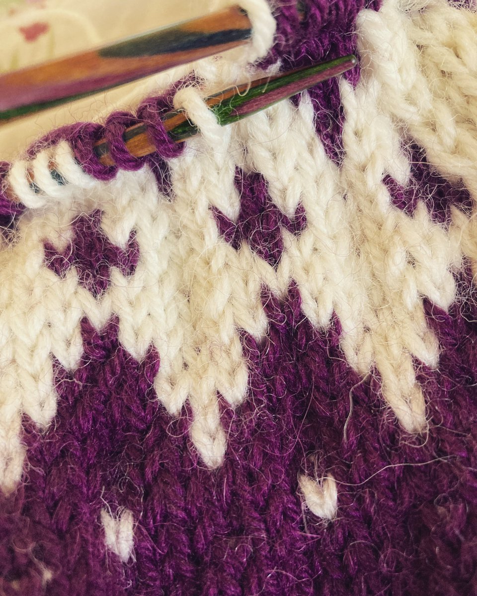 Sixtywoolietoes's tweet photo. I just love watching the patterns emerge one row at a time…#dropsgarnstudio #dropsdiamondrose #knitting #knitpro #knitprosymfonie #dropslima #handmadewardrobe #wool https://t.co/p2Qfs2TDTj