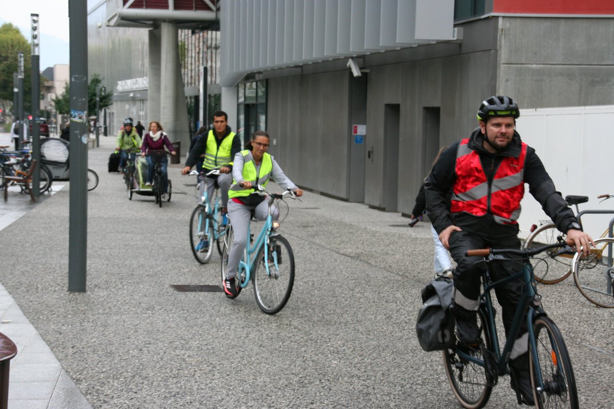 GrandChambery's tweet photo. Premier rendez-vous ce matin de la semaine Plan Climat de @GrandChambery :  balade à vélo dans @VilledeChambery pour découvrir plusieurs lieux de compostages collectifs.

👉comprendre l’intérêt du compostage
👉découvrir comment un espace partagé entretien le lien social https://t.co/INYumtwozw