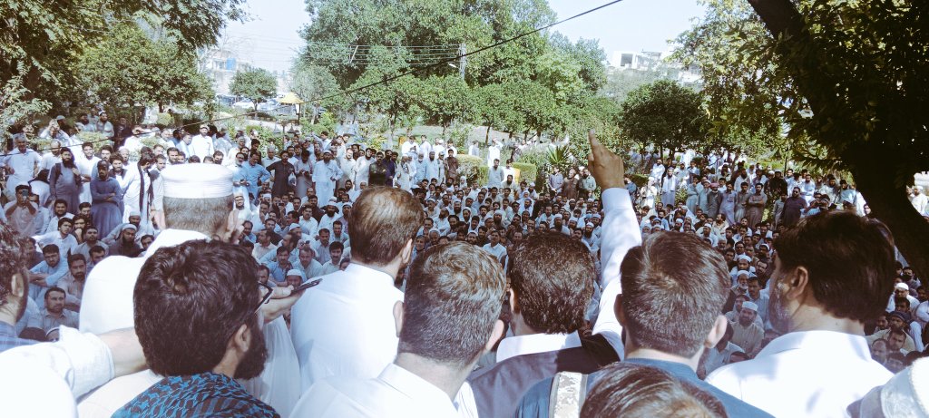 JTvOffcial's tweet image. اساتذہ پر پشاور میں بدترین تشدد،لاٹھی چارج شیلنگ اورگرفتاریاں/بڑےپیمانےپراساتذہ زخمی ہوئے۔عمران  خان نےKpkمیں سرکاری ملازمین کو پینشن اورتنخواہوں کی ادائیگی روک دی گئی ہے،پرامن اساتذہ کے احتجاج کا حق برادشت نہ کرنے والااسلام آبادپرچڑھائی کرناچاہتاہے۔
عنایت اللہ خان 
@Inayat01