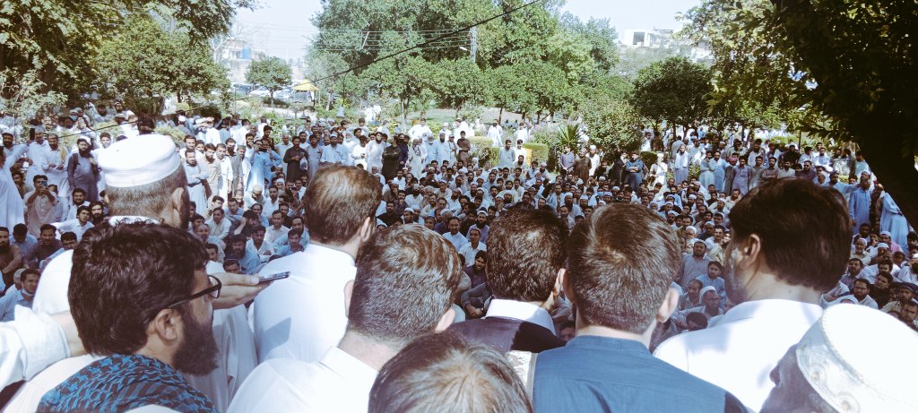 JTvOffcial's tweet image. اساتذہ پر پشاور میں بدترین تشدد،لاٹھی چارج شیلنگ اورگرفتاریاں/بڑےپیمانےپراساتذہ زخمی ہوئے۔عمران  خان نےKpkمیں سرکاری ملازمین کو پینشن اورتنخواہوں کی ادائیگی روک دی گئی ہے،پرامن اساتذہ کے احتجاج کا حق برادشت نہ کرنے والااسلام آبادپرچڑھائی کرناچاہتاہے۔
عنایت اللہ خان 
@Inayat01