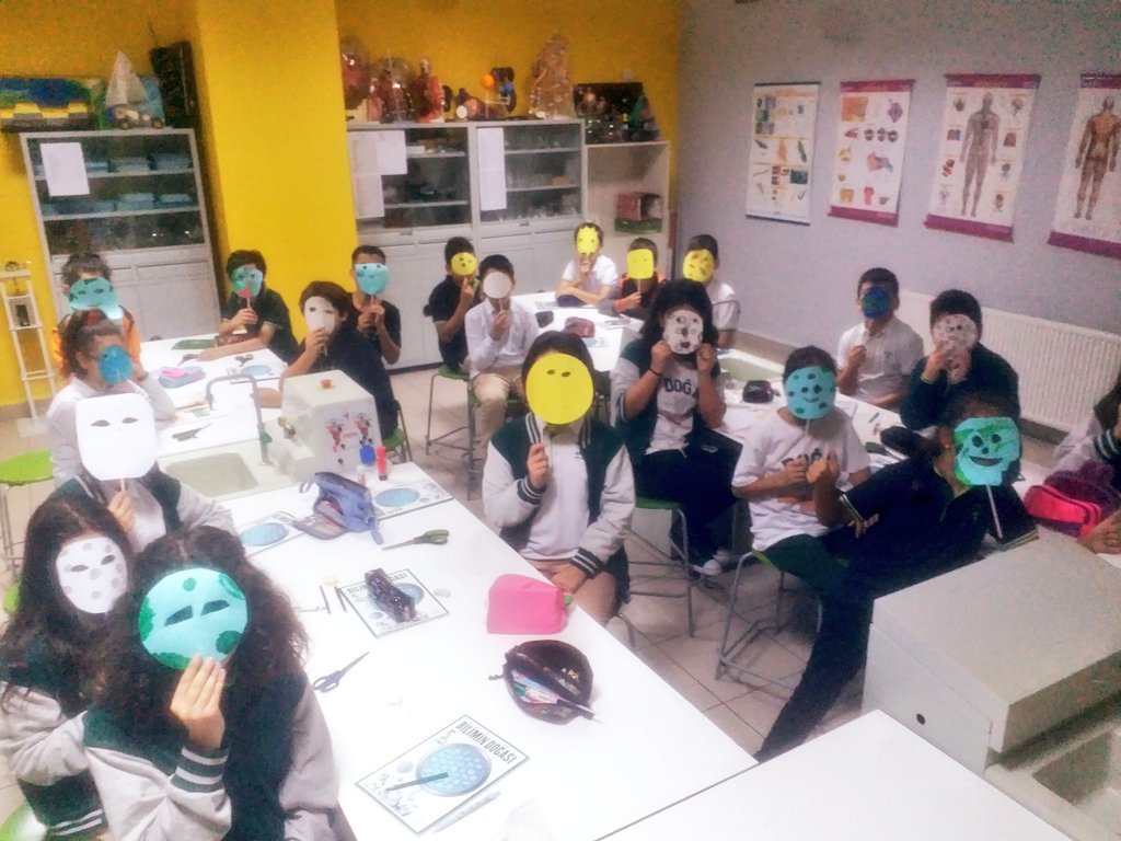 DogaScience's tweet photo. Bilimin Doğası dersimizde 5. sınıf öğrencilerimiz ile Evrende Maskeli Balo etkinliğimizi gerçekleştirdik. Öğrencilerimiz hayal güçlerini kullanarak birbirinden güzel Güneş, Dünya ve Ay maskelerini yaptılar. @DogaBeykent @mftufekci @EnisEryaman @serhatdnzks @DogaOkullari https://t.co/3mBw8LtKe9