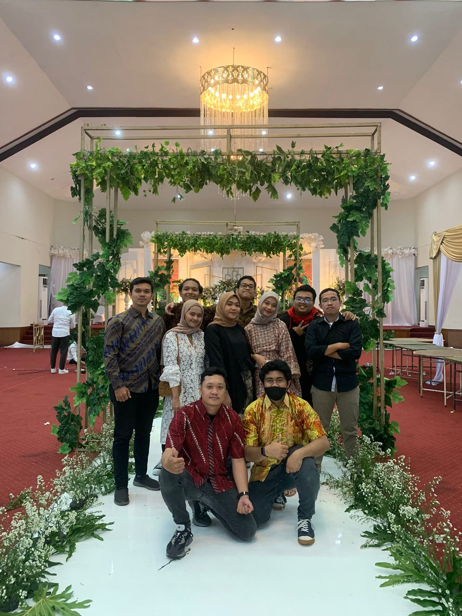 skuyrid's tweet photo. Dari dulu telat mulu emang nih anak kelas SK3903

Happy wedding Exsan J.

@yaelahjrot @ayndross @Bagasiregar @Akbarrizki0098 @josuajosjosjos @januarytri_ @annisa_BR Hagai, @ChitraSyahriel https://t.co/gio10OUtzH