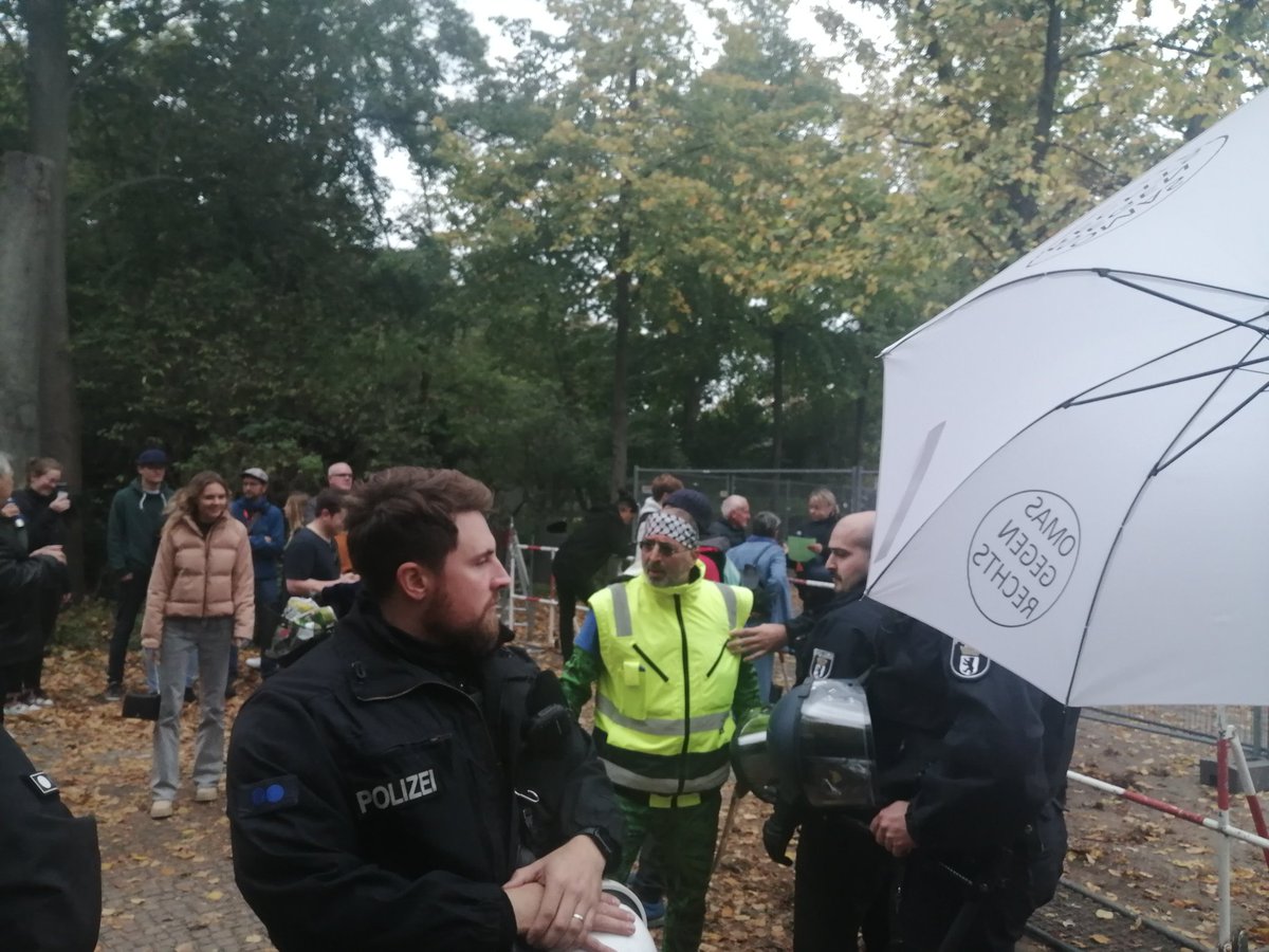GegenOmas's tweet photo. #be0810 die Polizei Berlin lässt die übelsten Rechten mitten durch unsere Kundgebung laufen https://t.co/lrc7tnrBYp