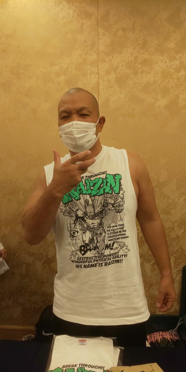 spacelonewolf's tweet image. 星誕期選手との誤爆でヒヤッとしたけど、売店で元気な姿を確認してひと安心。雷陣Ｔシャツも無事購入。

#雷陣明
#ONLYWE
#DDTPRO