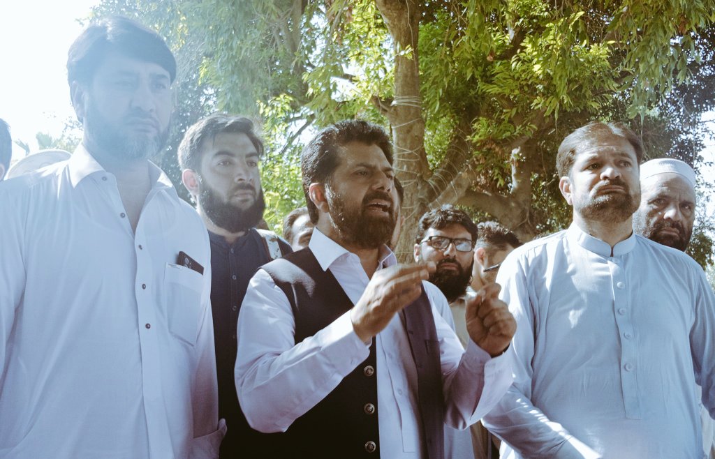 JTvOffcial's tweet image. اساتذہ پر پشاور میں بدترین تشدد،لاٹھی چارج شیلنگ اورگرفتاریاں/بڑےپیمانےپراساتذہ زخمی ہوئے۔عمران  خان نےKpkمیں سرکاری ملازمین کو پینشن اورتنخواہوں کی ادائیگی روک دی گئی ہے،پرامن اساتذہ کے احتجاج کا حق برادشت نہ کرنے والااسلام آبادپرچڑھائی کرناچاہتاہے۔
عنایت اللہ خان 
@Inayat01