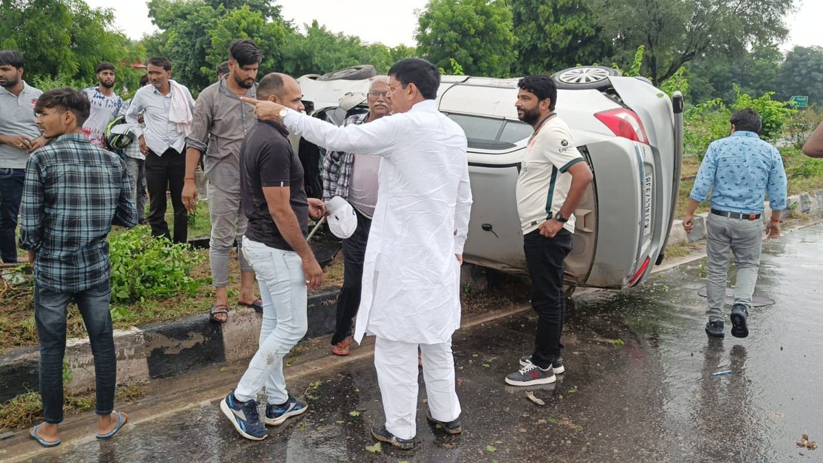 AapkaMurarilal's tweet photo. आज दौसा से जयपुर जाते समय रास्ते में जटवाड़ा के पास भंडाना निवासी राजकुमार जी व्याख्याता (पीटर) का एक्सीडेंट हुआ देखा। गाड़ी रुकवाकर तुरंत मौके पर पहुंचकर उन्हें संभाला। भगवान की कृपा से राजकुमार जी सकुशल है। https://t.co/okJ0jbYyvJ