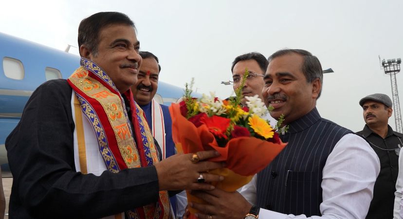 OfficeOfNG's tweet photo. केंद्रीय मंत्री श्री @nitin_gadkari जी के उत्तर प्रदेश आगमन पर उपमुख्यमंत्री श्री @kpmaurya1 जी, लोक निर्माण विभाग मंत्री श्री @JitinPrasada जी और पार्टी के वरिष्ठ नेताओं ने उनका लखनऊ के चौ. चरणसिंह हवाई अड्डे पर स्वागत किया। https://t.co/rxd0xFjKYa