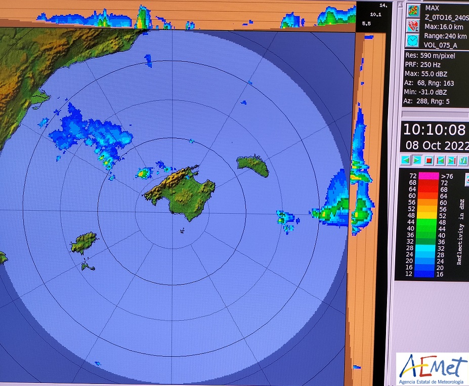 Tormenta fuerte aproximádose hacia Andratx desde el norte. Radar #IllesBalears: aemet.es/es/eltiempo/ob… Foto: David Esteban