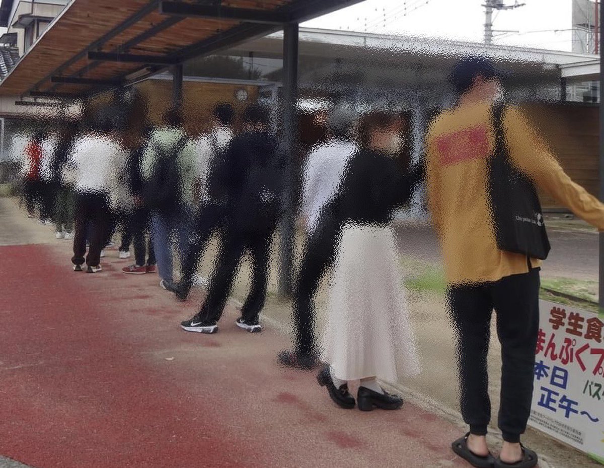 manprotakasaki's tweet image. 5日のまんぷくプロジェクトには112人の学生さんが来場。授業やバイトの関係で当日来られなかった4人の方にも、後日お届けしました。アンケートや対話の中で、相次ぐ物価高騰が生活に深刻な影響を及ぼしていることが、改めて浮き彫りになりました。