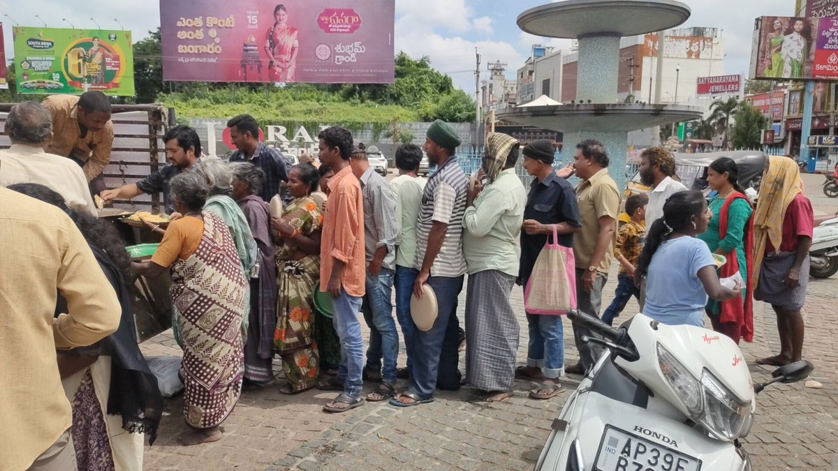 SSMBfansRJY's tweet photo. స్వర్గీయ శ్రీ ఘట్టమనేని ఇందిరమ్మ గారు సంస్మరణ అన్నదాన కార్యక్రమం కృష్ణ &amp; మహేష్ చారిటీ సర్కిల్ - ఘట్టమనేని ఫ్రెండ్స్ సర్కిల్ - రాజమండ్రి ఆధ్వర్యంలో 300 మందికి అన్నదానం చెయ్యడం జరిగినది.
@urstrulyMahesh @ViswaCM1 
@MaheshFanTrends https://t.co/Hju9HsCVxF