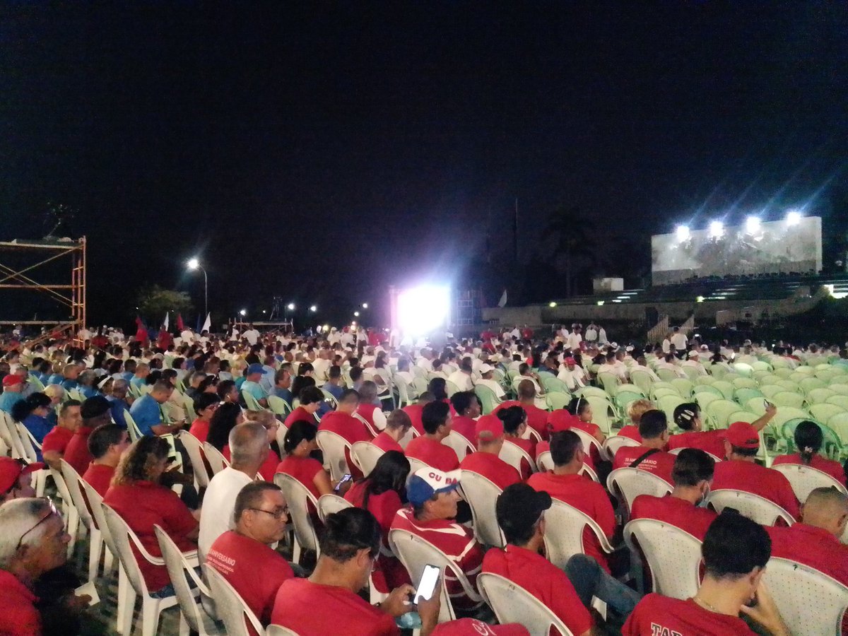 JMC_Cubano's tweet photo. Hoy Santa Clara es #Cuba, en el homenaje a #ChePorSiempre . https://t.co/Xyk5tPoCJU