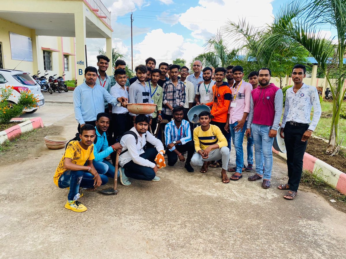 ddevaverma9's tweet photo. Today Nss group of GNA pg college bhatapara celebrated "Swach bharat abhiyan"🎉🥳

@askabir_ 
@NssGnaByt 
@_NSSIndia 
@NSSRDBhopal 
@rd_nss 
@nssptrsuCG 
@DrShashiKiranK5 
@lagerahomanish 
@LeeleshwarSahu https://t.co/gH4HWAtD85
