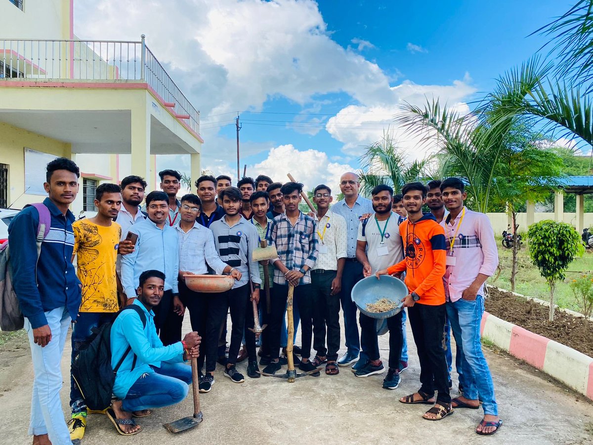 ddevaverma9's tweet photo. Today Nss group of GNA pg college bhatapara celebrated "Swach bharat abhiyan"🎉🥳

@askabir_ 
@NssGnaByt 
@_NSSIndia 
@NSSRDBhopal 
@rd_nss 
@nssptrsuCG 
@DrShashiKiranK5 
@lagerahomanish 
@LeeleshwarSahu https://t.co/gH4HWAtD85